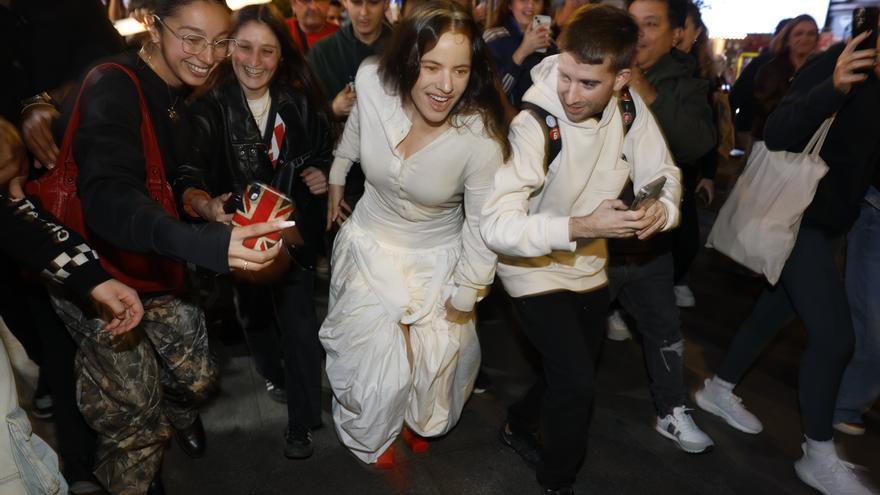 Rosalía presenta su disco en las pantallas de Callao y desaparece entre miles de fans