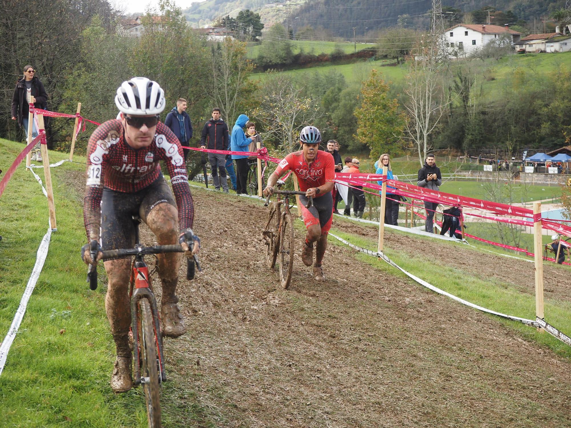 El barro se sumó al espectáculo de ciclocross en Elgoibar