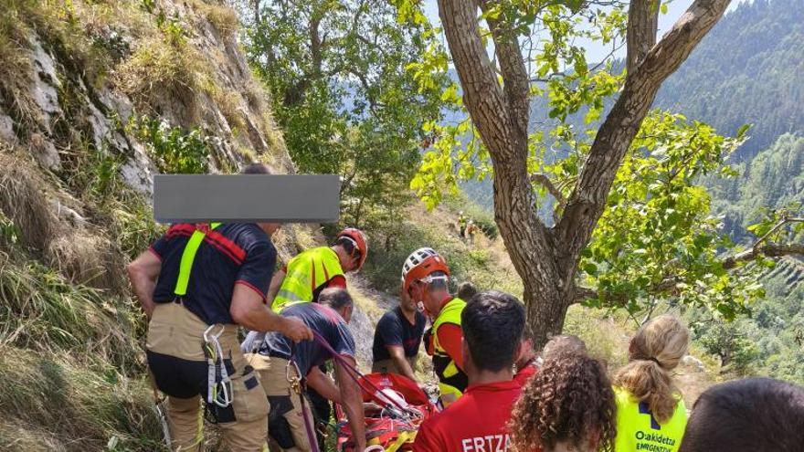 Operativo de rescate en Abadiño para auxiliar a una escaladora herida en la cantera de Atxarte