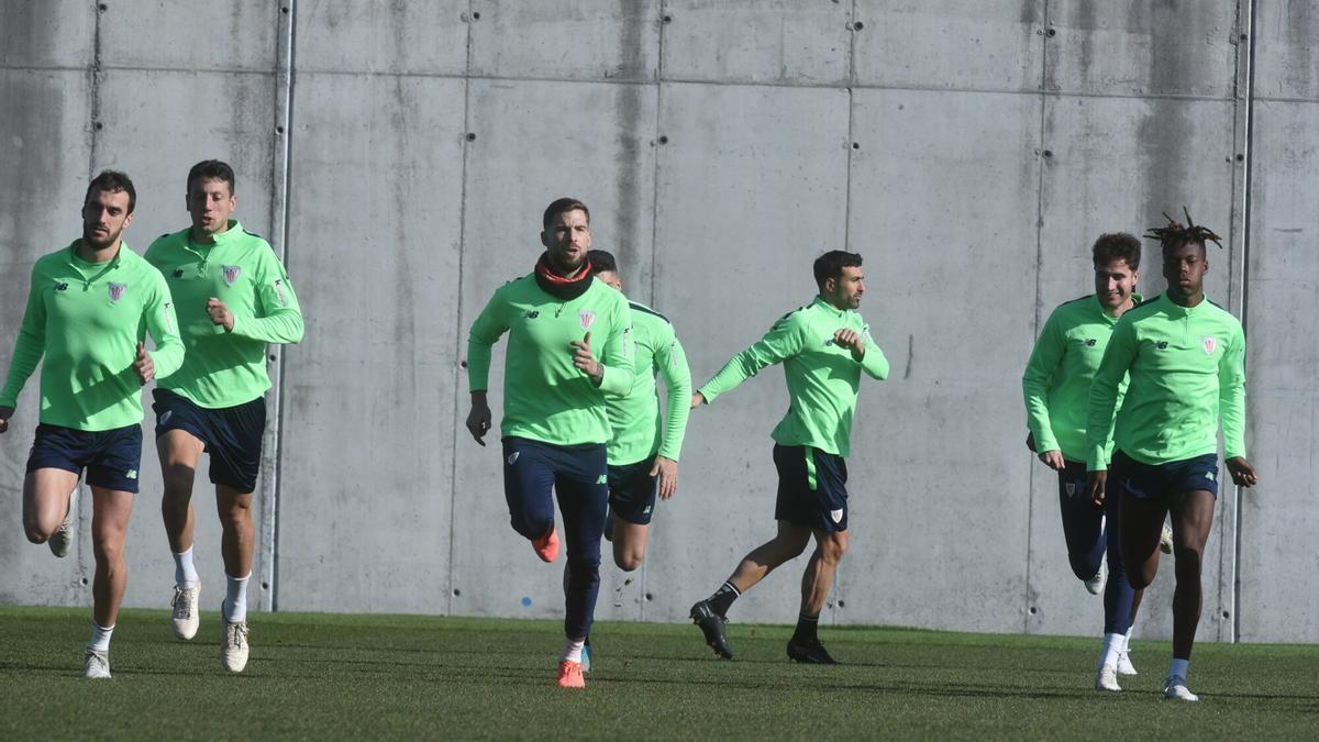 Iñigo Martínez, en el centro, se ejercita con sus compañeros en el retorno a la dinámica de grupo después de tres meses lesionado.