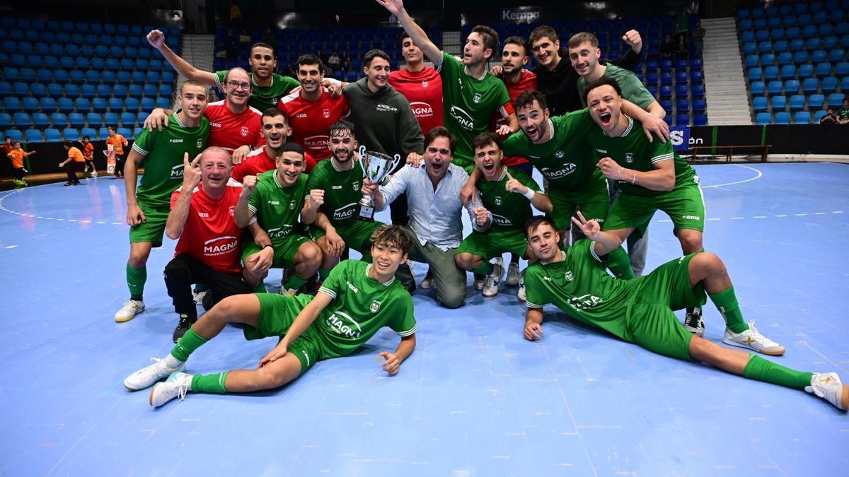 La plantilla de Osasuna Magna celebra el triunfo.