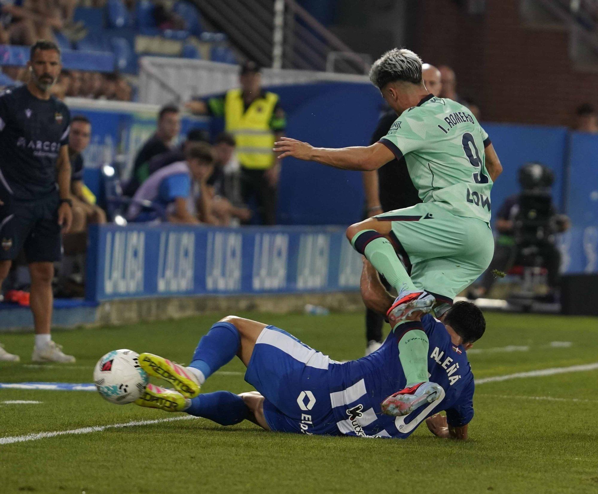 En imágenes: Así está siendo el debut liguero del Alavés contra el Levante