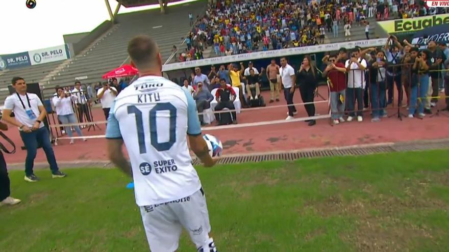 Presentan a un nuevo futbolista y sucede algo tan desastroso que se vuelve viral