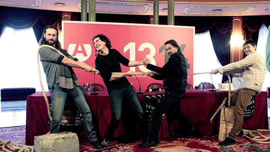 Escenificación de los grupos vascos Oreka TX (que tocan la txalaparta), Kalakan (voces e instrumentos) y Kukai (danza) que estrenarán este miércoles en el teatro Arriaga con la obra conjunta &quot;Herritmo&quot;