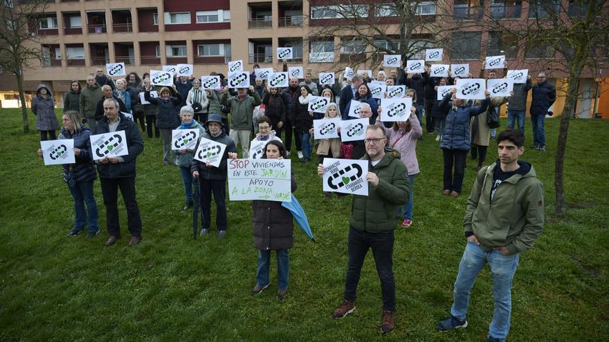Primera protesta contra el proyecto de vivienda social en Etxabakoitz Norte