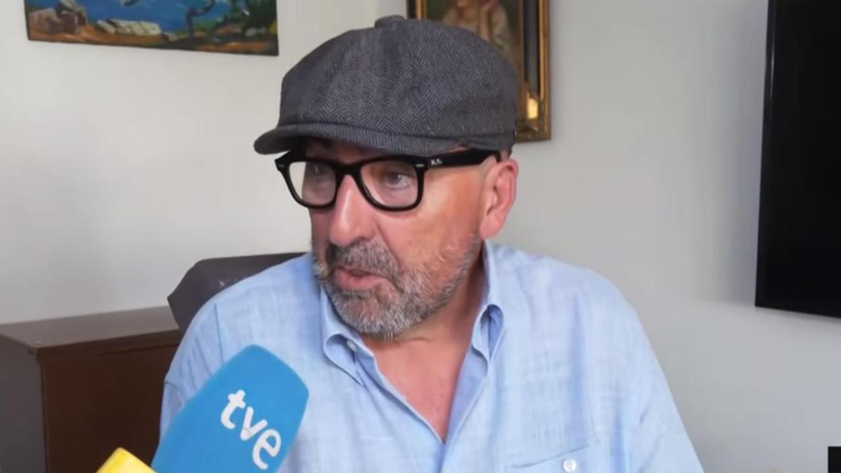 Koldo García responde a las preguntas de la periodista en el salón de su casa.