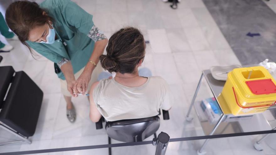 Una mujer recibe una dosis de la vacuna.