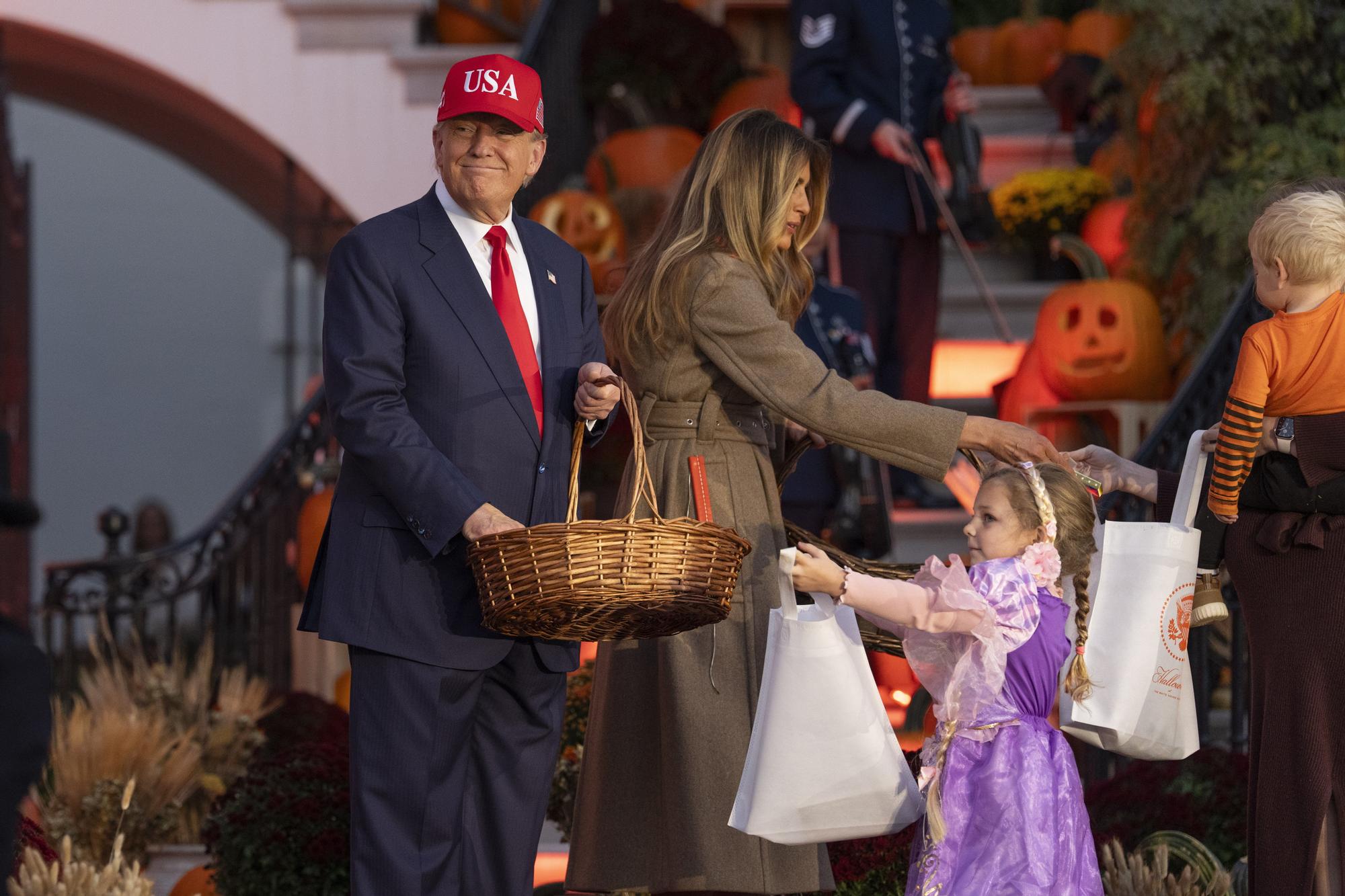 Melania y Trump se rinden ante Halloween: dulces, niños y calabazas en la Casa Blanca