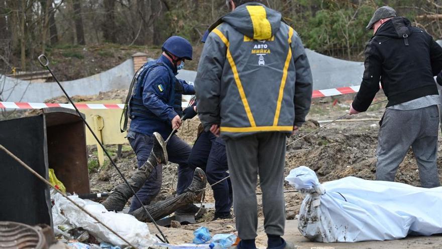Los servicios de rescate sacan el cuerpo de un hombre de una fosa común en Buzova.