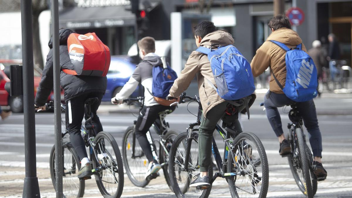 Jóvenes andando en bicicleta por Vitoria.