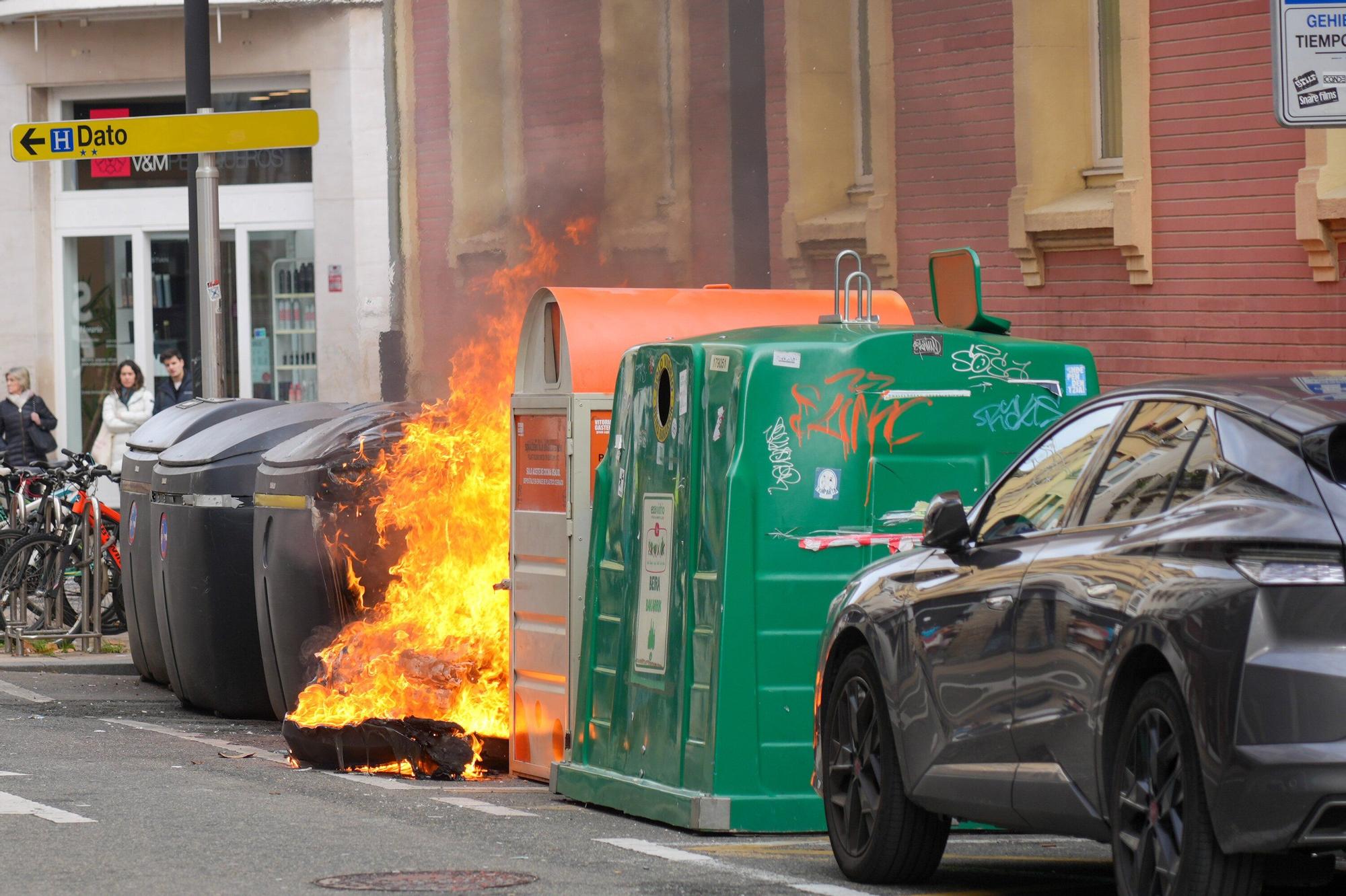 En imágenes: Arde un contenedor en Fueros a plena luz del día
