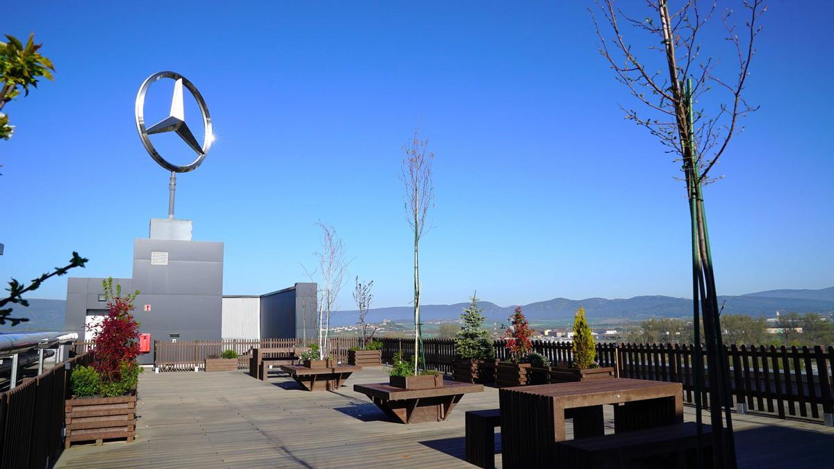 En la azotea del edificio de oficinas de Mercedes y en la zona sureste de la fábrica se han incorporado jardines diseñados para favorecer el descanso y la desconexión