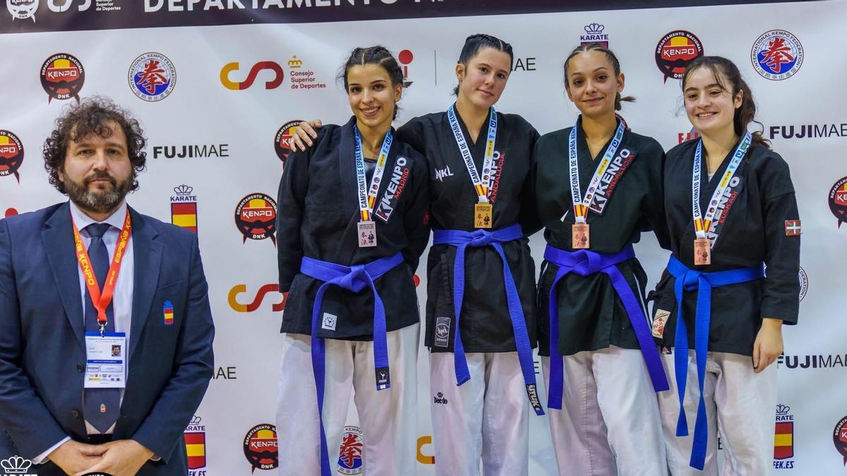Irati Izurrategi (cuarta por la izquierda) ha conseguido oro en &#039;Knockdown&#039; y bronce en Fullkenpo