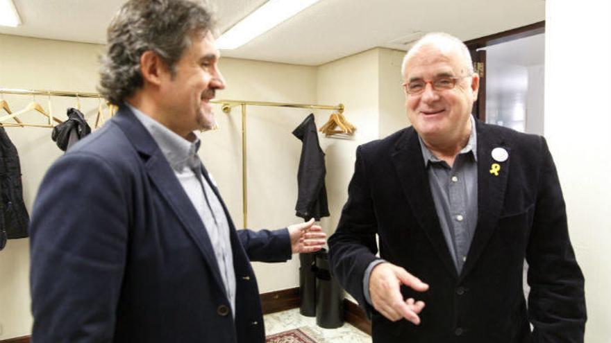 El portavoz del PNV Joseba Egibar (d) y el parlamentario de EH Bildu Peio Urízar durante el pleno del Parlamento Vasco.