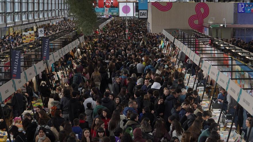 Entusiasmo juvenil en un arranque multitudinario de la Durangoko Azoka