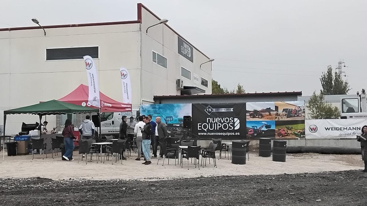 Personal de la empresa y las instalaciones preparando el evento.