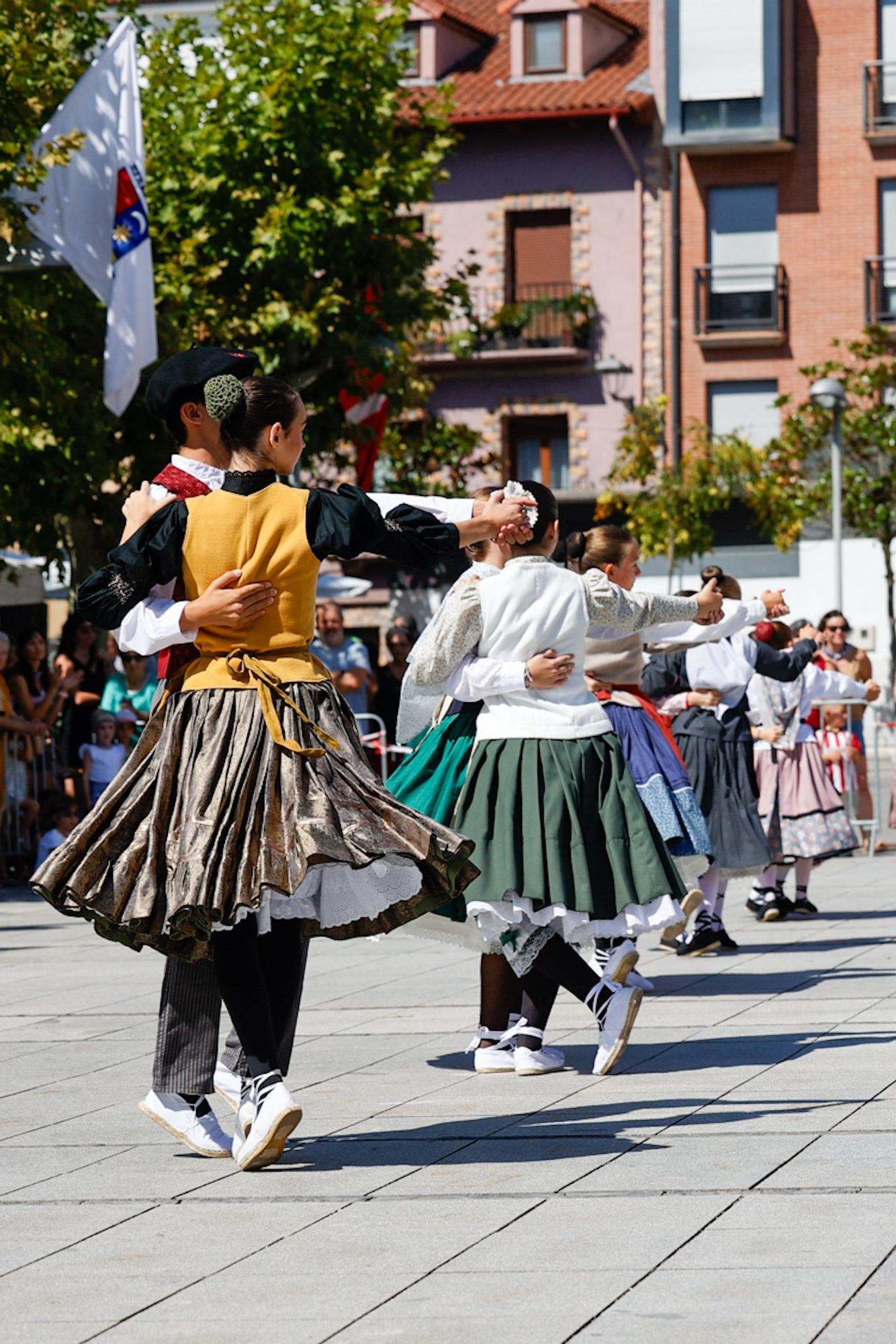 Gigantes, gaiteros y grupo de danzas Idoskia en Villava-Atarrabia