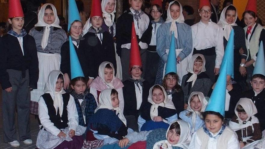 Alumnos de musika eskola ejecutan Sorgin Dantza.