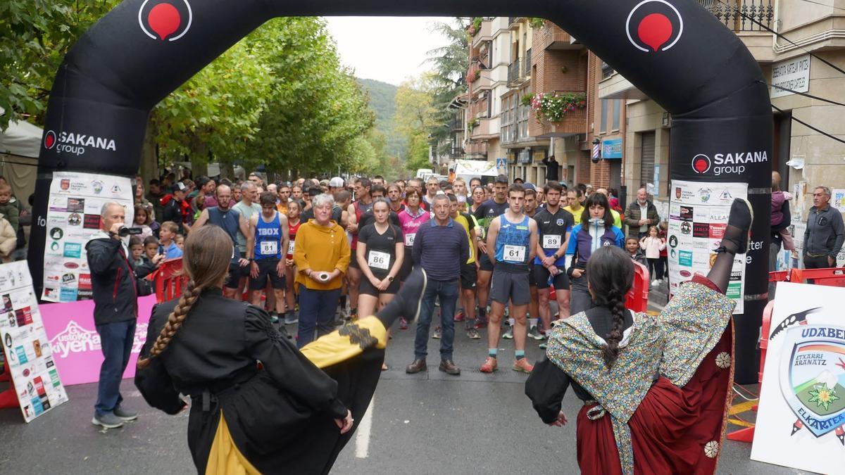 Aurresku de honor antes del comienzo de la 50º edición de Mendira Joan Etorria.