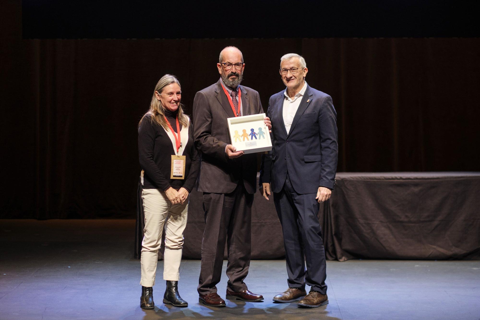 Fotos de la entrega de entrega de la Distinción Persona Voluntaria de Navarra al cirujano pediátrico Carlos Bardají