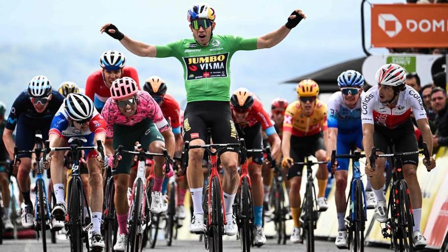 Van Aert pierde la etapa por celebrar la victoria antes de tiempo en la línea de meta