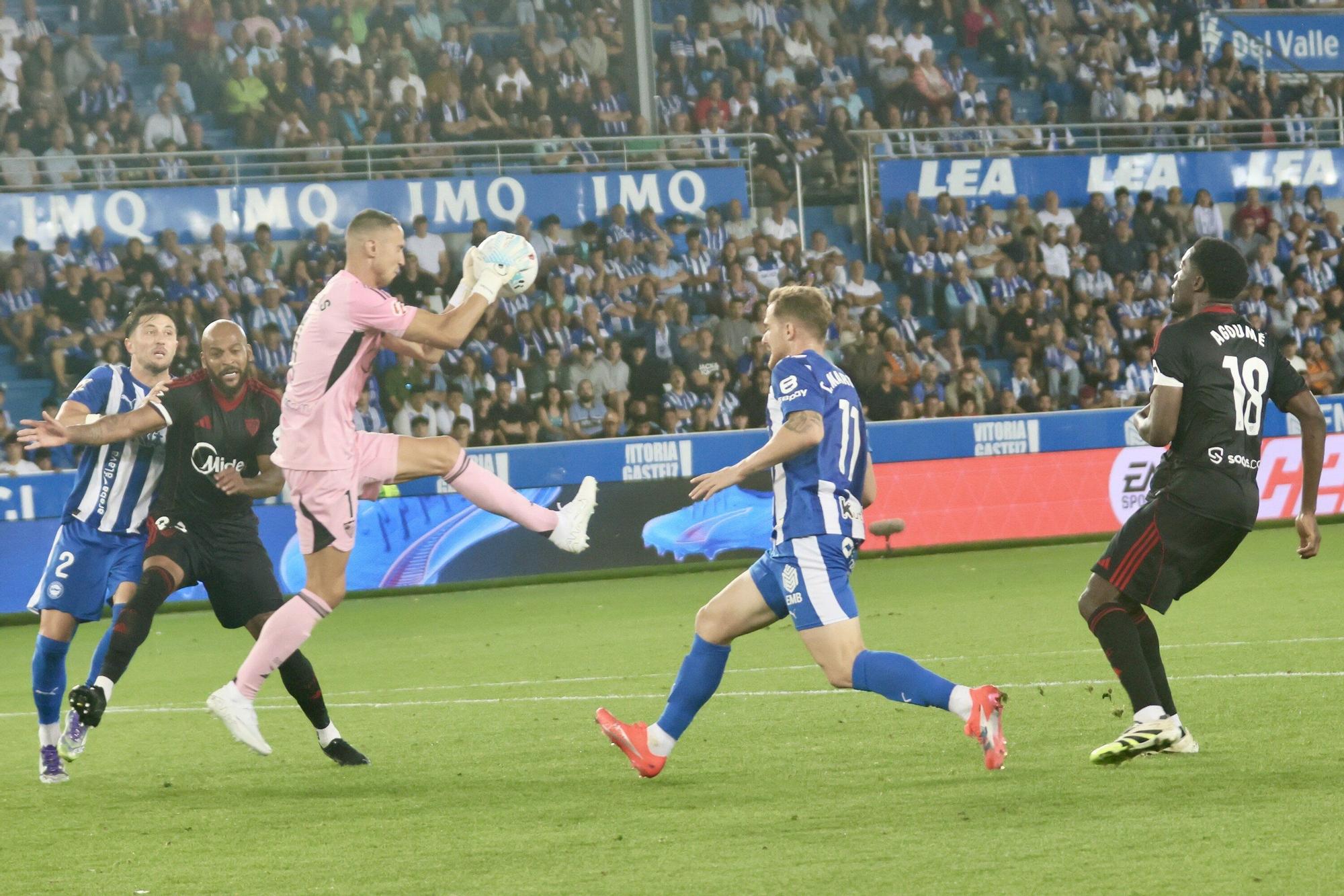 En imágenes: El Alavés cae en Mendizorroza ante el Sevilla