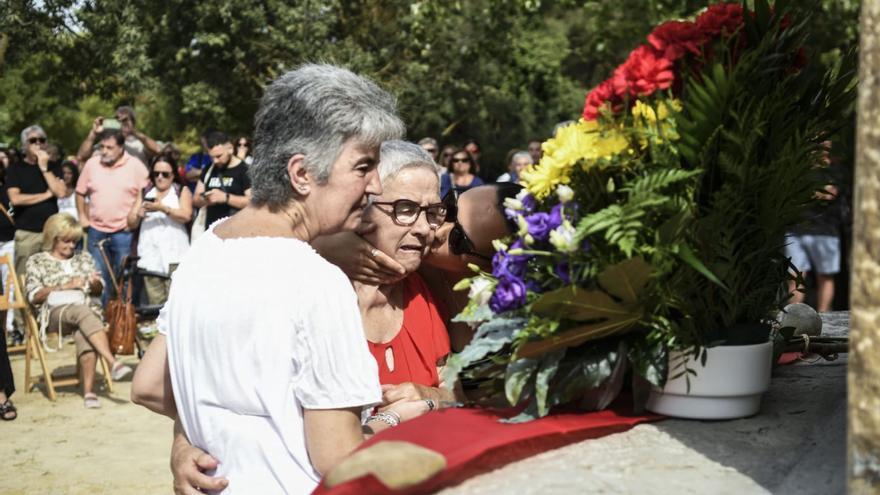 Nieves Fernández, hija de fusilado, colocó el centro de flores con los colores republicanos