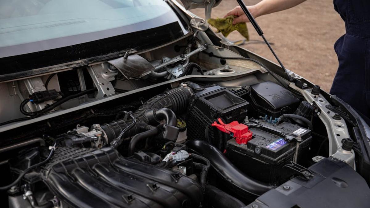 Un mecánico examina la batería de un coche