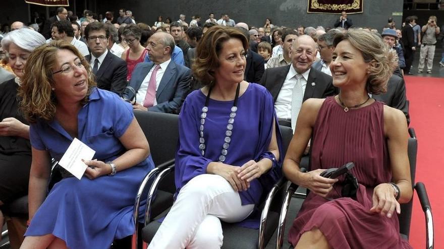 La ministra de Agricultura, Alimentación y Medio Ambiente, Isabel García Tejerina (d), la delegada del Gobierno en Navarra, Carmen Alba (i) y la expresidenta del Gobierno de Navarra, Yolanda Barcina, durante la toma de posesión.