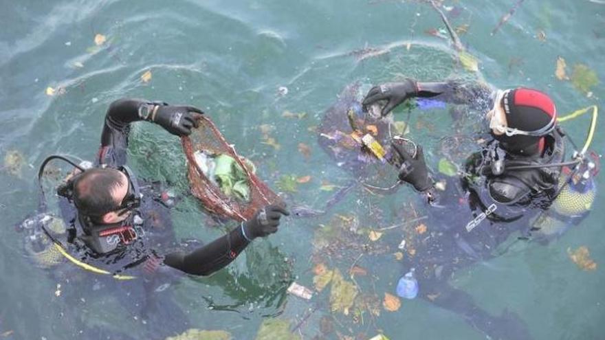 Imagen de archivo de recogida de basura en las aguas de Urdaibai.