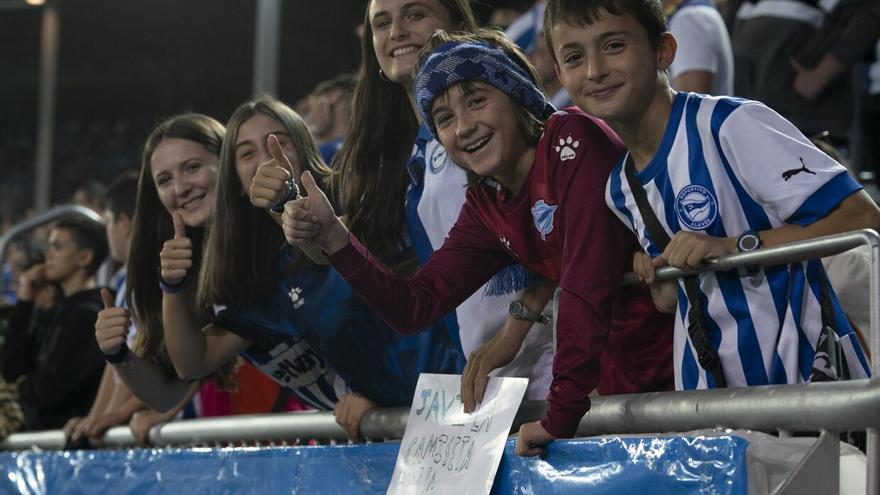 Ambientazo en Mendizorroza para recibir al Burgos