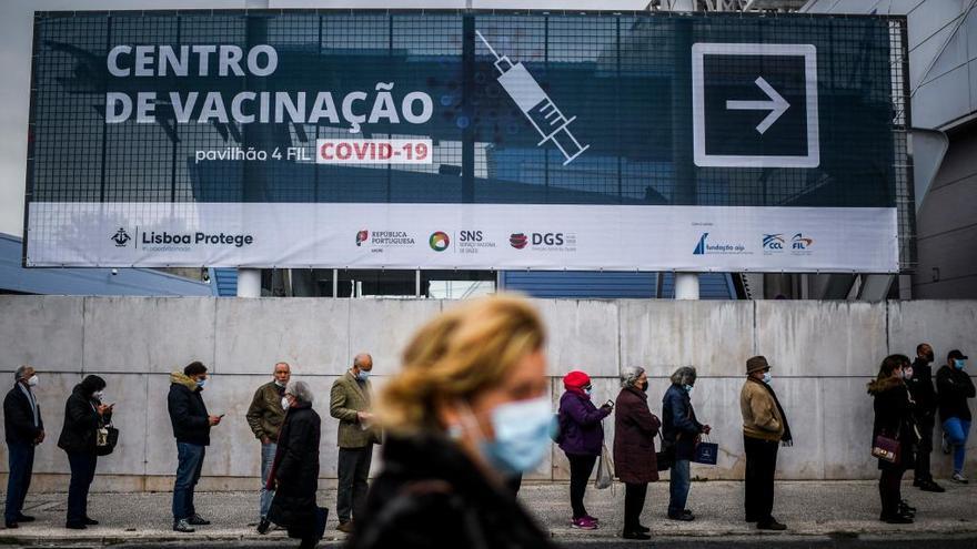 Personas hacen cola ante el centro de vacunación del Parque de las Naciones en Lisboa