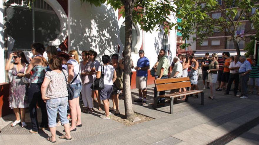 Gente haciendo cola para comprar entradas para los toros en Estella.
