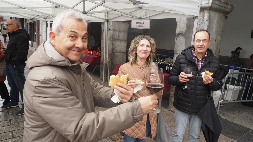 Vino y chorizo, fórmula imbatible contra el mal tiempo en Azpeitia
