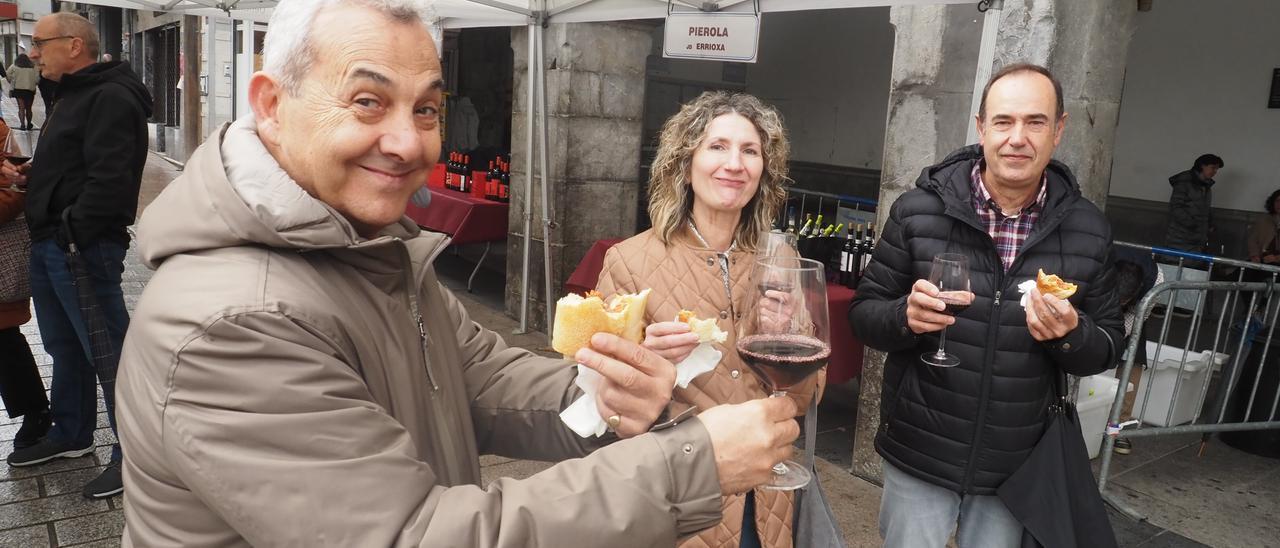 Vino y chorizo, fórmula imbatible contra el mal tiempo en Azpeitia