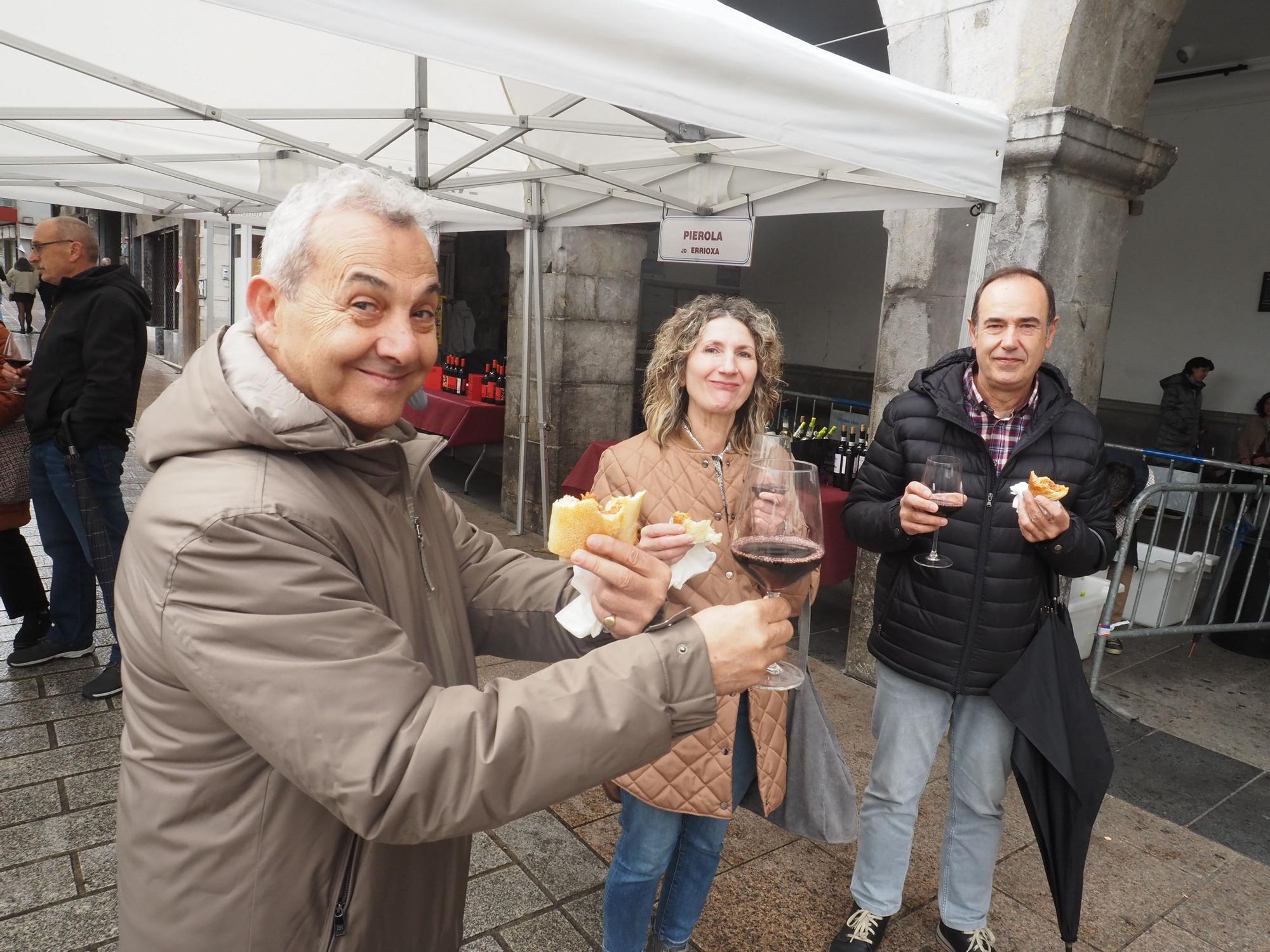 Vino y chorizo, fórmula imbatible contra el mal tiempo en Azpeitia