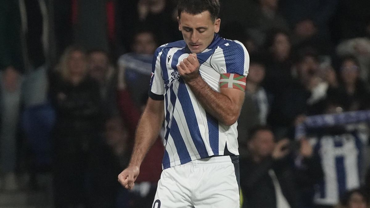 Mikel Oyarzabal besa el escudo realista. Mikel Oyarzabal besa el escudo realista.