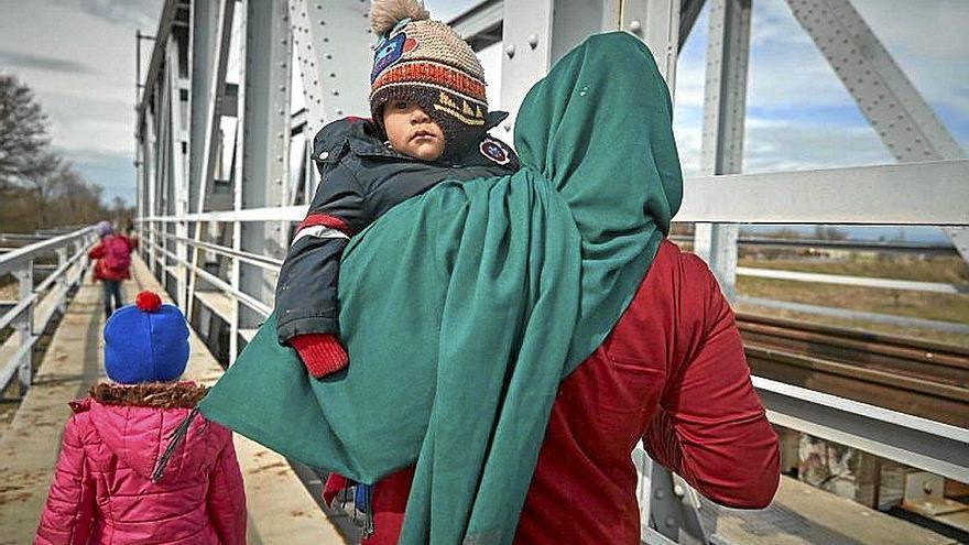 Cuatro de cada diez menores que recibieron un permiso de primera residencia en 2024 tenían menos de 5 años