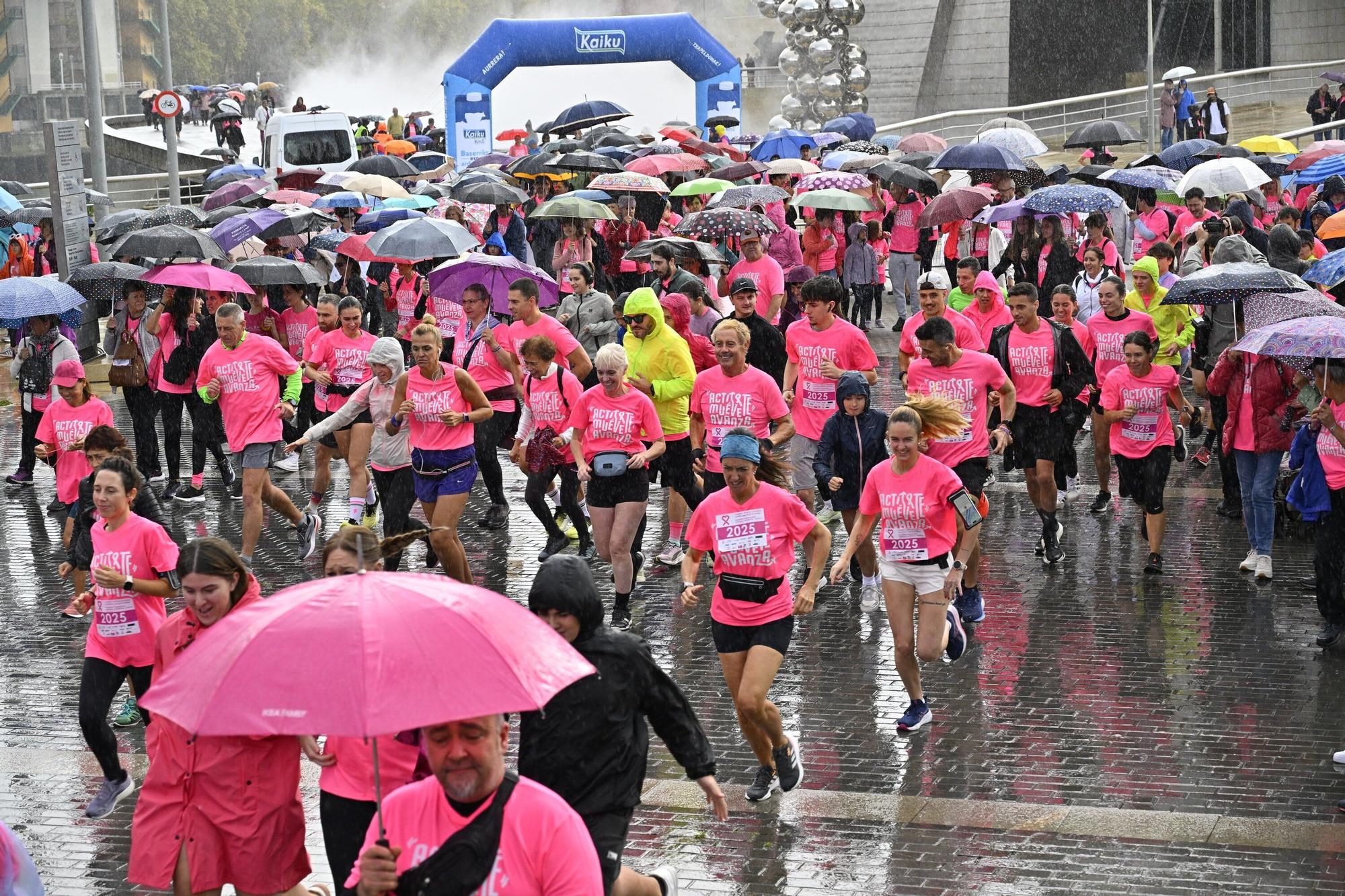 En imágenes: los paraguas tiñen la marea rosa de Bilbao