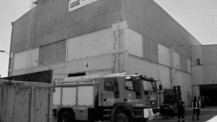 Efectivos del servicio de Bomberos, junto a la empresa.