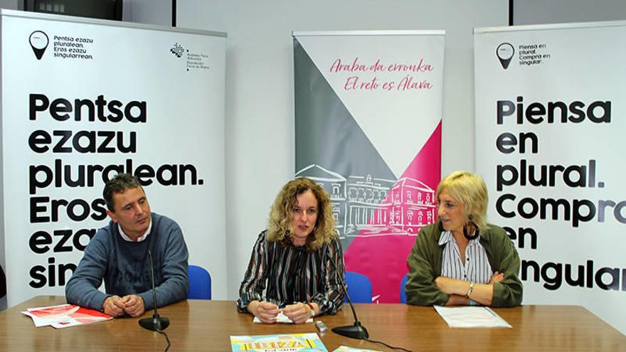 La diputada Cristina González, en el centro, con el presidente de Apill y la gerente de Apymca.Foto: S. Martín