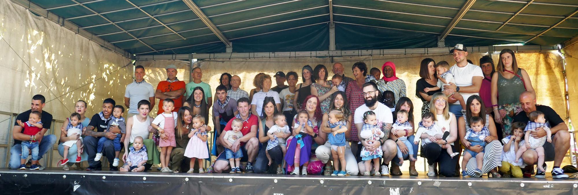 Foto de familia de la quinta de 2024 después de recibir pañuelos festivos de manos de representantes de colectivos de Lakuntza.