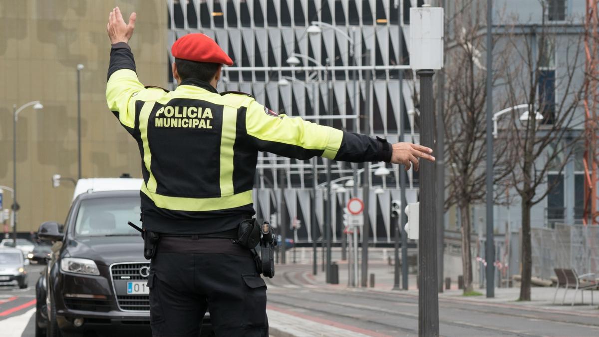 Un Policía Municipal de Bilbao controlando el tráfico