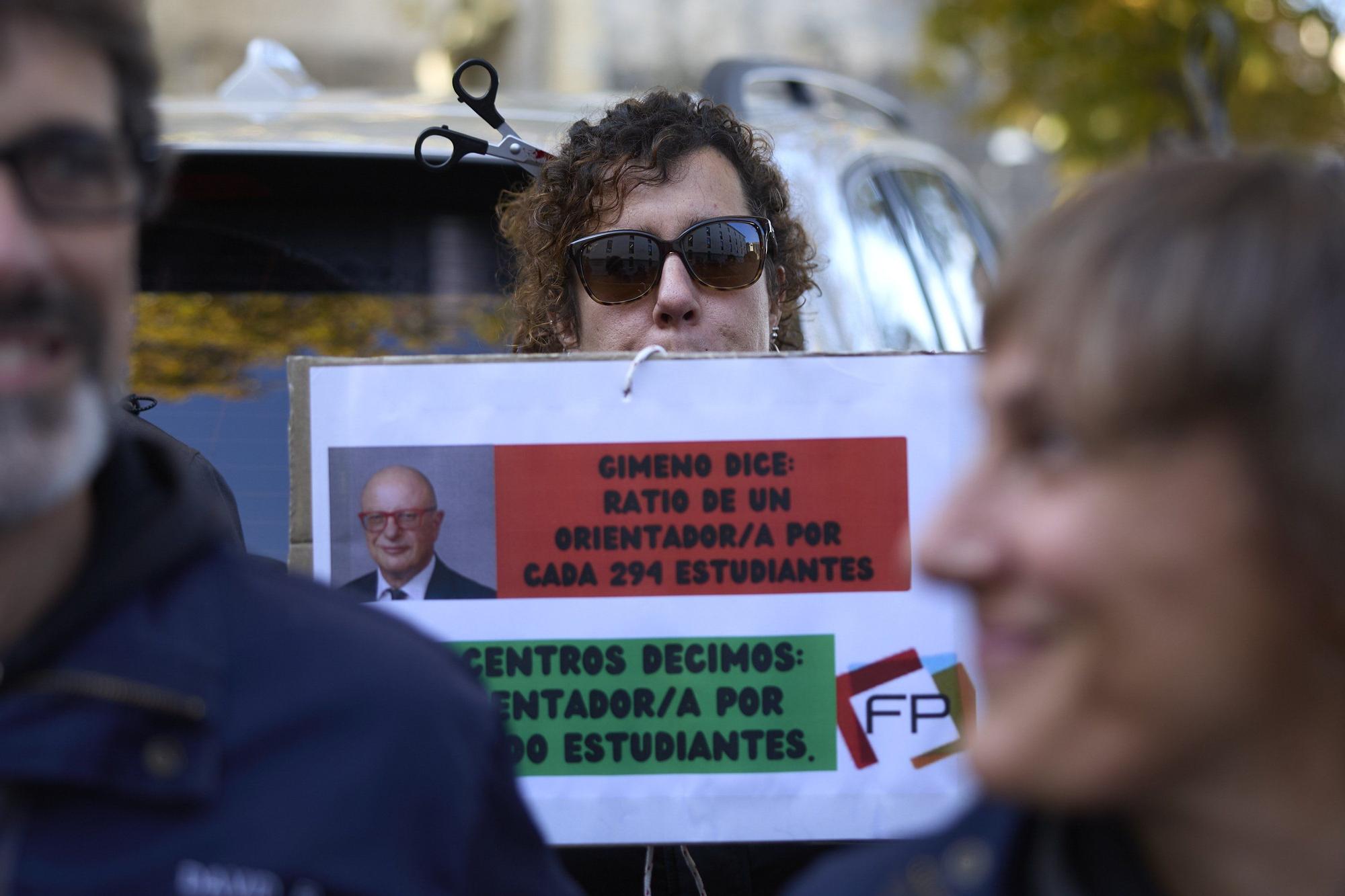 Concentración ante Educación en el marco de la huelga docente en los centros de FP
