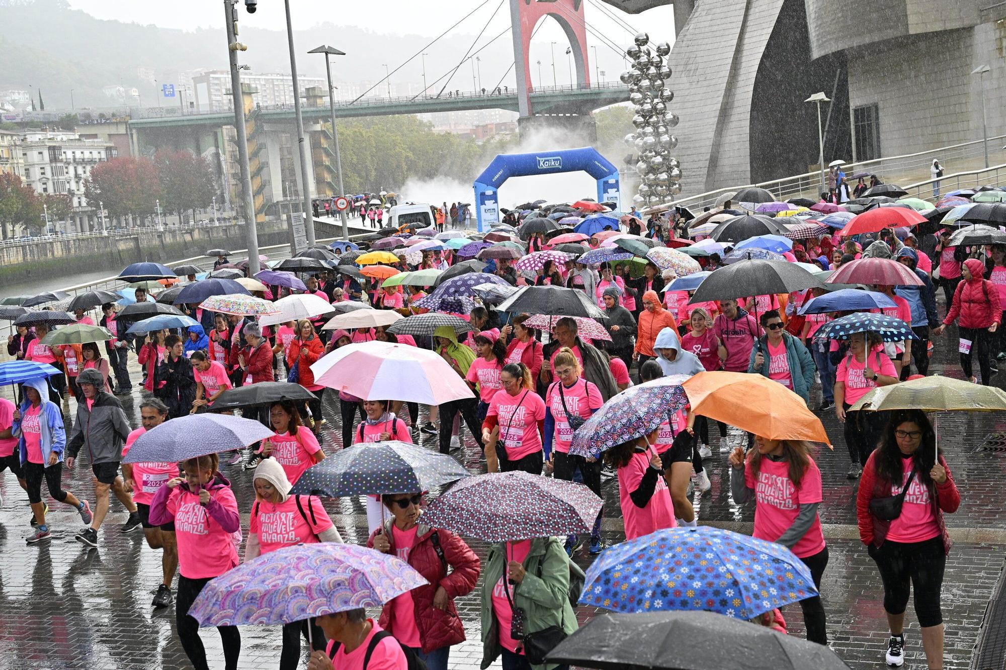 En imágenes: los paraguas tiñen la marea rosa de Bilbao