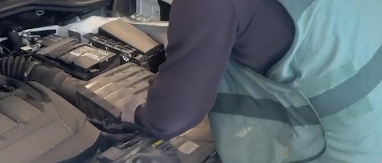 Pillado con más de 2 kilos de cocaína rumbo a Bizkaia: la droga iba escondida en el motor