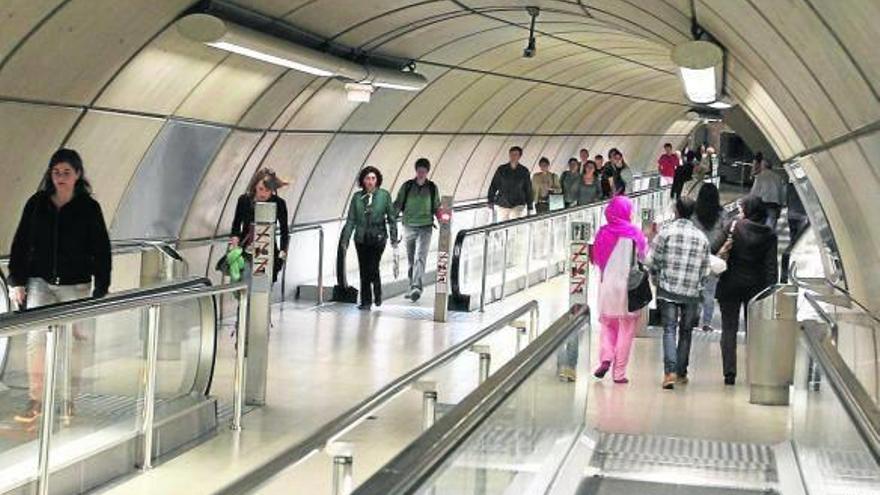 Los ususarios del convoy de metro fueron desalojados en la estación del Casco Viejo.
