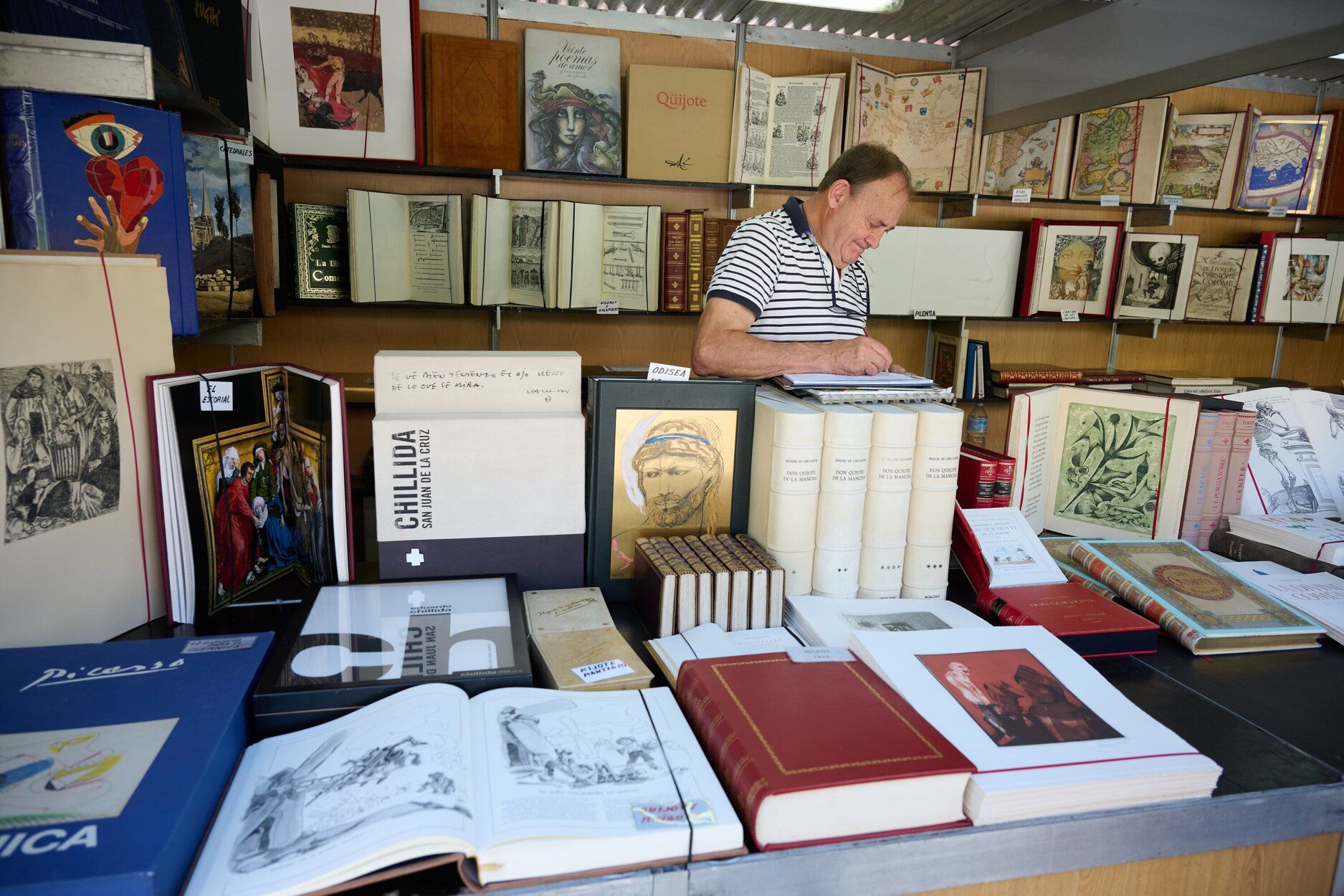 La historia de Navarra triunfa en la Feria del Libro Antiguo