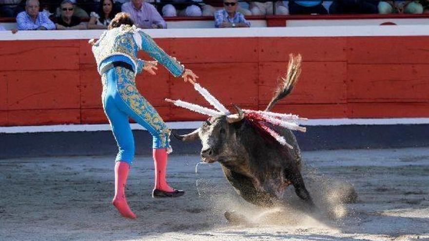 Juan Bautista entra a banderillear con el tercer par en una acción espectacular.