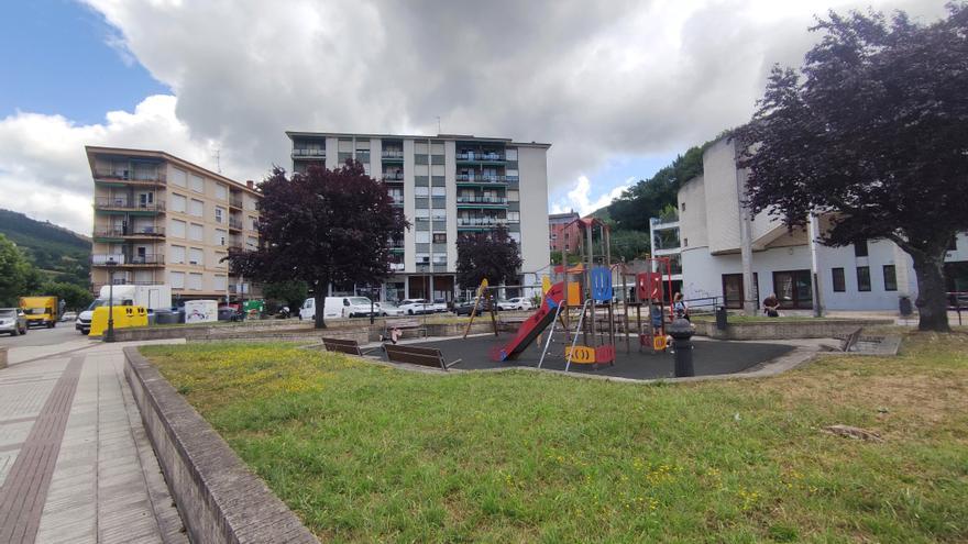 Balmaseda cubrirá el parque infantil del frontón